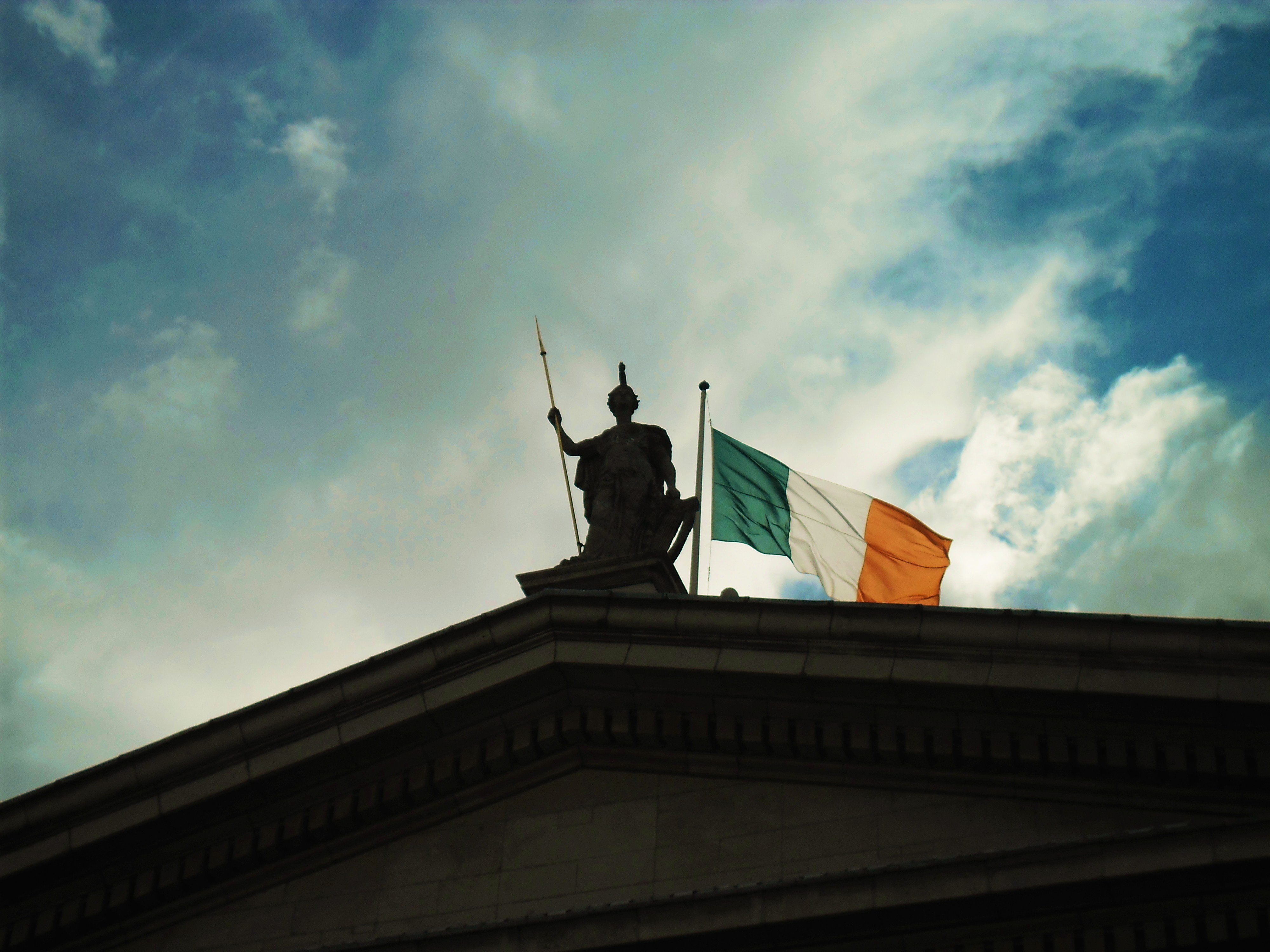 Ireland_flag_in_Dublin.jpg