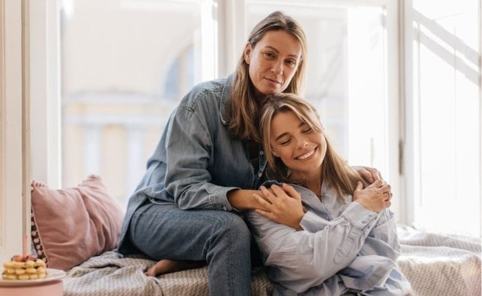 Madre apoyando el intercambio escolar de su hija