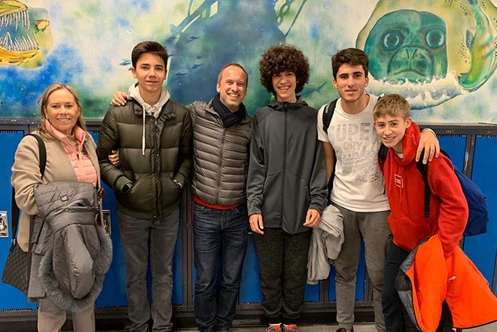 carmen-y-sergio-con-estudiantes-en-Canadá